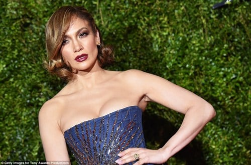 Jennifer Lopez </del> Valentino <del> My Green Bag </del> Tony Awards