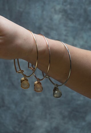 GOLD FACET STONE DROP AND COIN CHARM BANGLE
