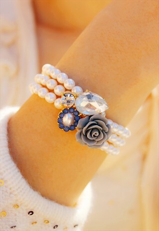 TRIPLE LAYERED PEARL BRACELET WITH GREY ROSE
