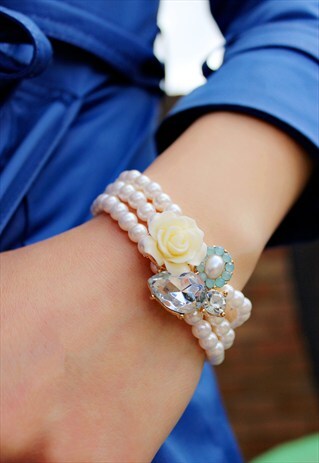 TRIPLE LAYERED PEARL BRACELET WITH WHITE ROSE