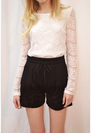 VELVET FLORAL HEM DESIGN SHORTS