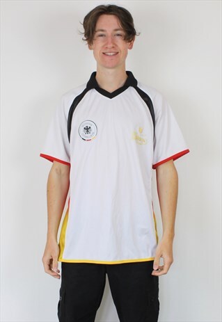 VINTAGE GERMANY FOOTBALL SHIRT IN WHITE WITH PRINT LOGO.