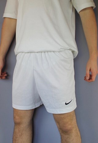VINTAGE NIKE SHORTS IN WHITE WITH EMBROIDERED LOGO AND DRAWS