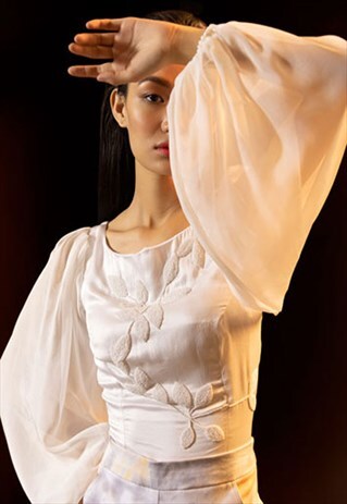 EMBROIDERED TOP WITH PUFFED SLEEVES IN WHITE
