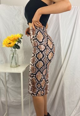 Leopard print midi bodycon skirt.