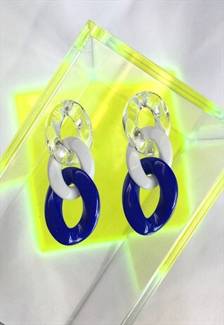 CUTE PLASTIC TRIPLE CHAIN LINK STUD EARRINGS IN CLEAR & BLUE