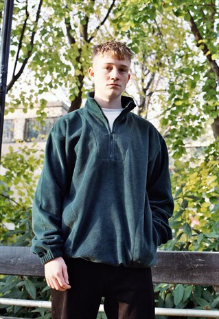 FLEECE IN FOREST GREEN WITH WOVEN LABEL DETAILS