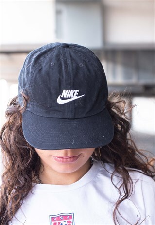 VINTAGE NIKE EMBROIDERED SPELLOUT CAP IN BLACK & WHITE