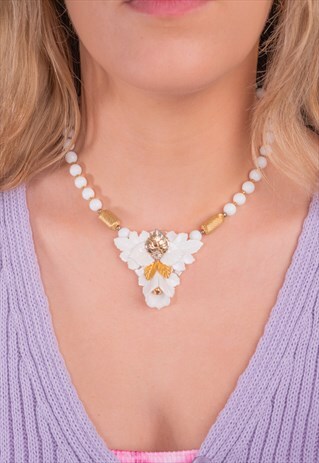 VINTAGE WHITE FLORAL NECKLACE
