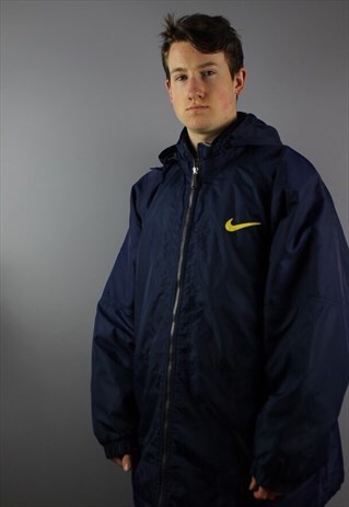 VINTAGE NIKE COAT IN NAVY AND SIZE LARGE. FEATURES EMBROIDER