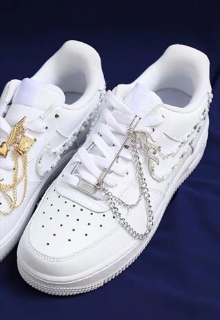 SNEAKERS FLAME PIN