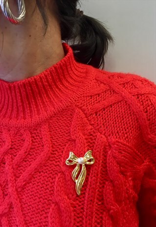 1980'S GOLD PLATED BOW WITH FAUX PEARL BROOCH