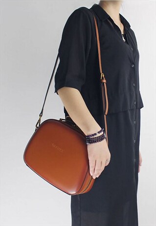 BROWN LEATHER SHOULDER BAG WITH METAL HANDLE