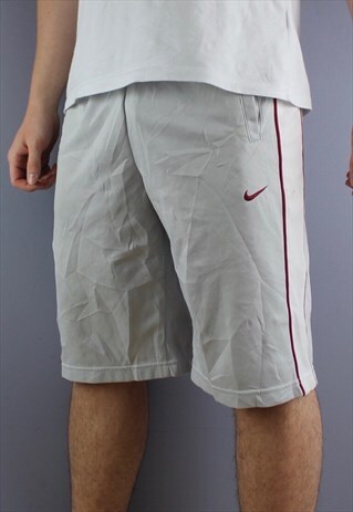VINTAGE NIKE SHORTS IN GREY WITH POCKETS AND EMBROIDERED LOG