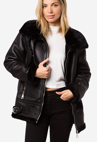 CHAQUETA DE PIEL SINTETICA NEGRA CON CUELLO Y FORRO INTERIOR