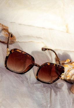 Tortoise Shell Rounded Square Screw Detail Arm Sunglasses