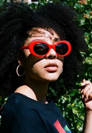 OVAL COBAIN SUNGLASSES WITH RED COLOURED FRAME UV 400