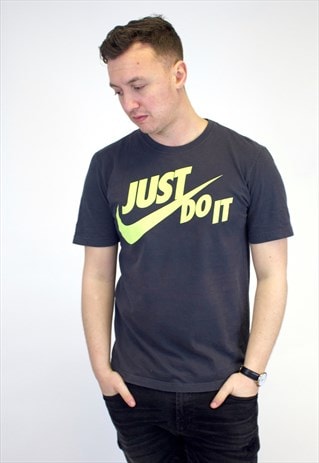 VINTAGE NIKE T-SHIRT.