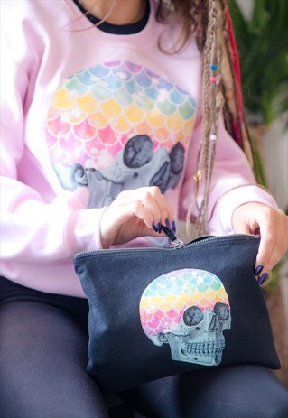 CLUTCH BAG IN BLACK WITH MERMAID RAINBOW SKULL PRINT