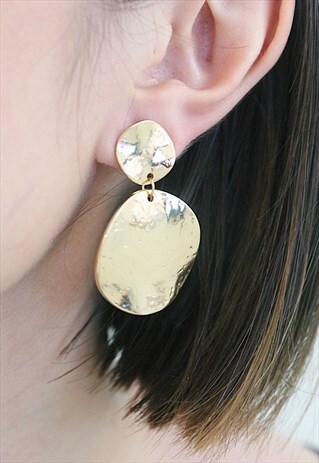 HAMMERED DISC EARRINGS IN GOLD