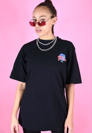VINTAGE 90S T-SHIRT IN BLACK WITH PLANET HOLLYWOOD PATCH