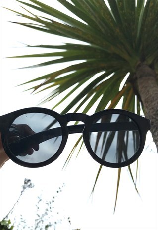 Y2K BLACK TINTED FRAME ROUND SUNGLASSES