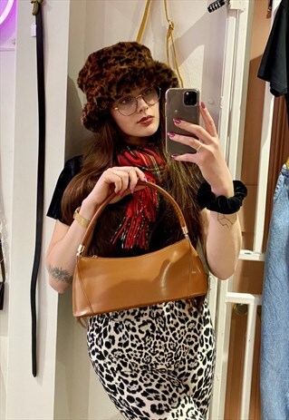 VINTAGE INSPIRED 90S BAGUETTE BAG IN BROWN FAUX LEATHER