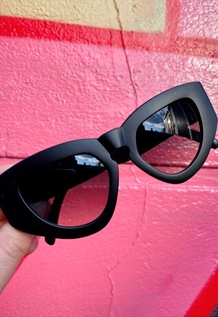 VINTAGE INSPIRED SUNGLASSES BIG CAT EYE SHAPE IN BLACK MATT