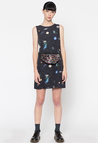 BLACK SLEEVLESS SHIFT DRESS WITH COSMIC PRINT