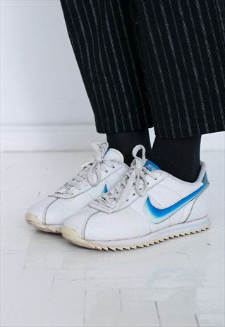 VINTAGE WHITE NIKE TRAINERS