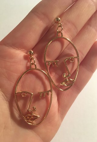 WOMENS ABSTRACT FACE EARRINGS DANGLY EARRINGS IN GOLD TONE