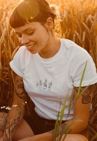 EMBROIDERED PLANT LOVERS WHITE TEE