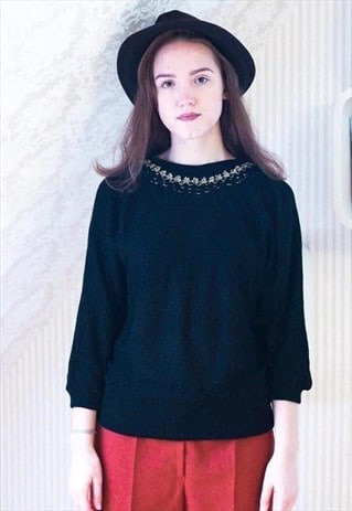 BLACK KNITTED LONG SLEEVE VINTAGE JUMPER WITH GOLD NECKLACE