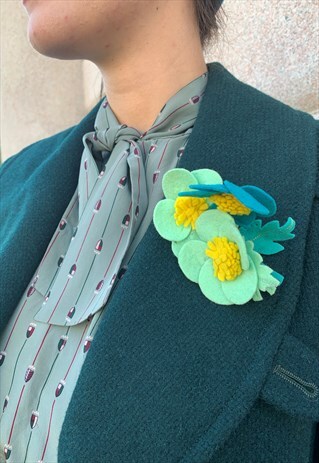 VINTAGE 1970 FLORAL BROOCH IN WOOL TURQUOISE