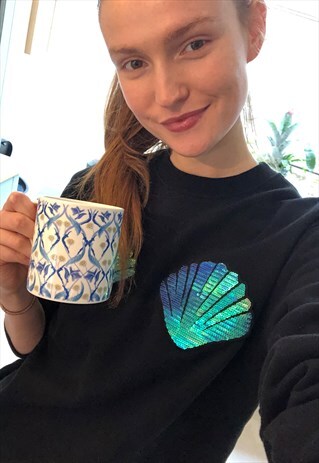UNISEX JUMPER IN BLACK WITH SEQUIN SHELL MOTIF IN BLUE
