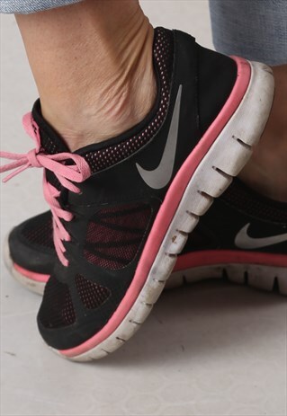 NIKE TRAINERS UK 4. US 4.5Y (FM3R)