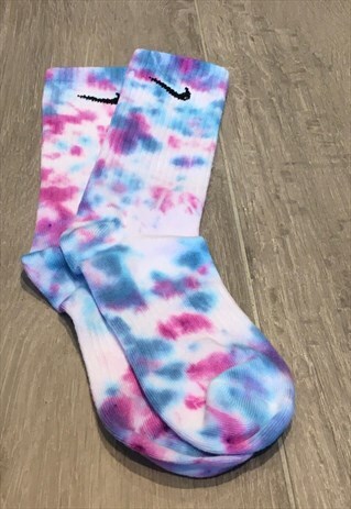 TIE DYED NIKE CREW LENGTH SOCKS