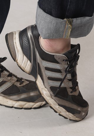 ADIDAS TRAINERS UK 9, US 9.5 (KEH)
