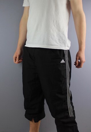 VINTAGE ADIDAS 3/4 LENGTH SHORTS IN BLACK WITH POCKETS AND P