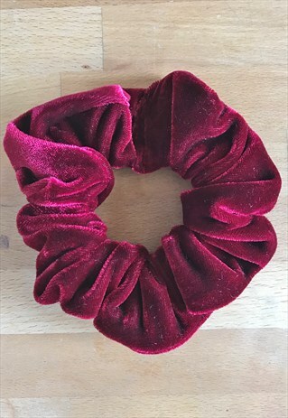 REWORKED SCRUNCHIE IN MAROON VELVET