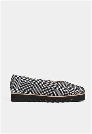 BLACK AND WHITE MOCCASINS