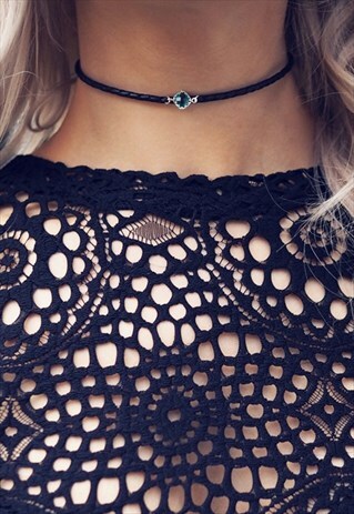 MAYA. EMERALD HIDDENITE BLACK LEATHER CHOKER IN SILVER