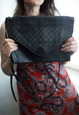 VINTAGE 70'S BLACK ENVELOPE SHOULDER BAG
