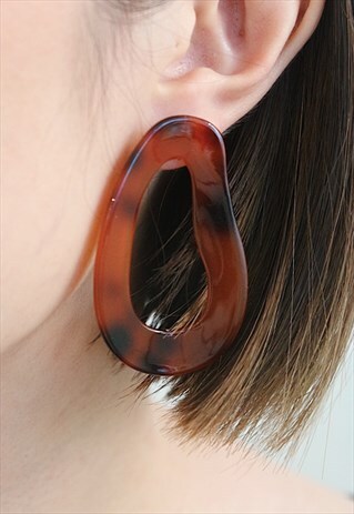 RESIN SHAPE EARRINGS - BROWN