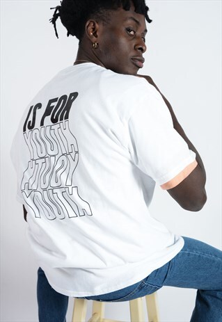 UNISEX T-SHIRT IN WHITE WITH WAVEY LOGO DESIGN
