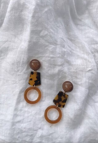 BROWN TORTOISESHELL DROPPER EARRINGS