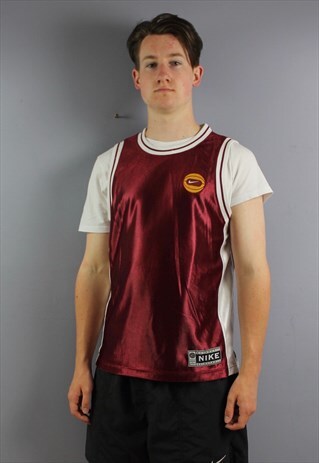 VINTAGE NIKE BASKETBALL JERSEY IN RED WITH EMBROIDERED LOGO.