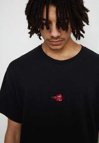 CHILLI EMBROIDERED BLACK TEE