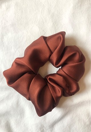SCRUNCHIE IN RUST SATIN