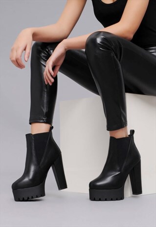 LUSAKA PULL ON 'V' PLATFORM BOOT